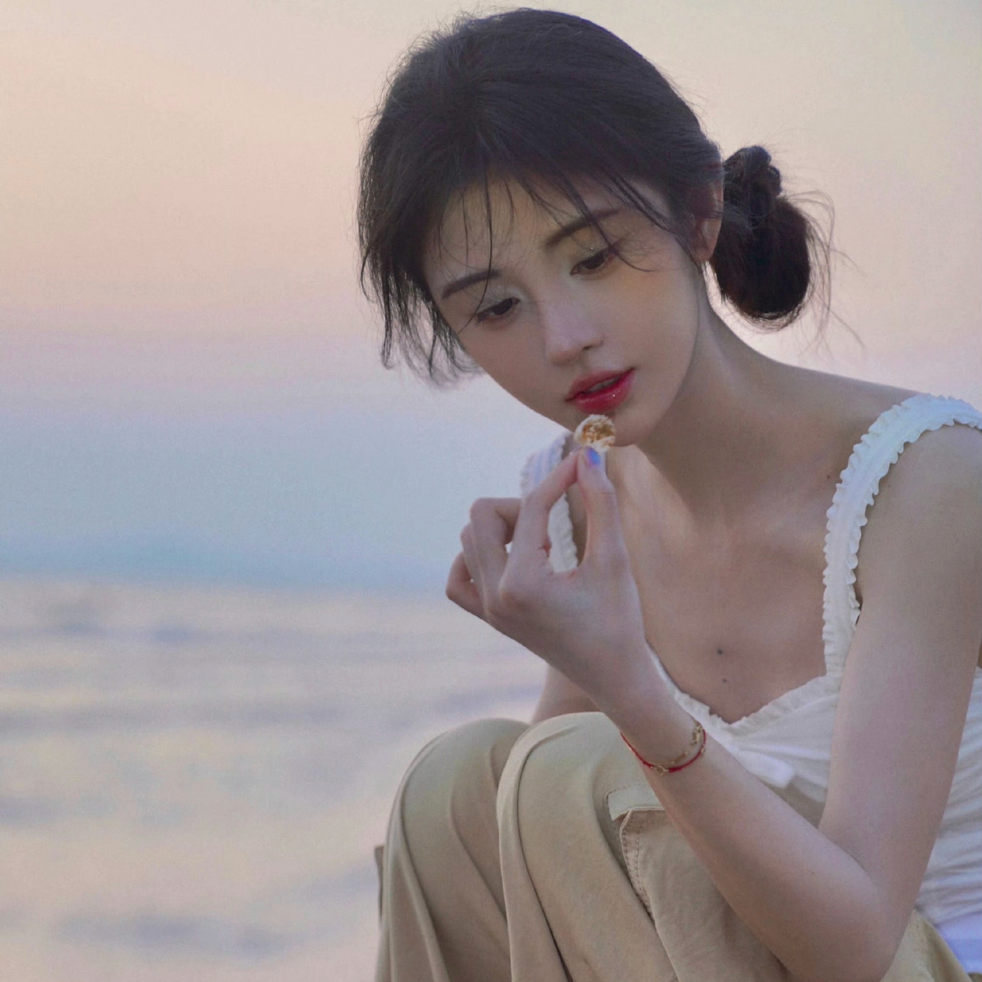 鞠婧祎 jjy鞠婧祎苏绿夏 零碎的星光汇聚，闪烁着我的青春."자질구레한 별빛이