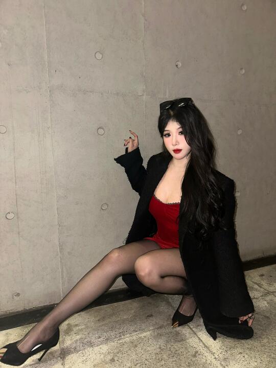 170/118御里御气🥵黑大衣配红丝绒短裙绝了