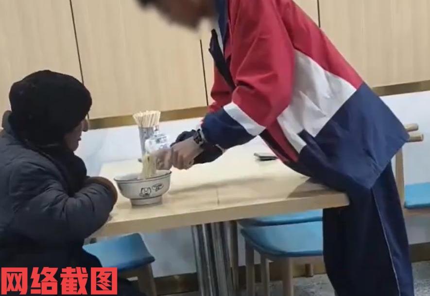 甘肃临夏有上高中的男生在面馆里。

此刻男生也是在面馆吃面，不巧面馆还有位老奶奶