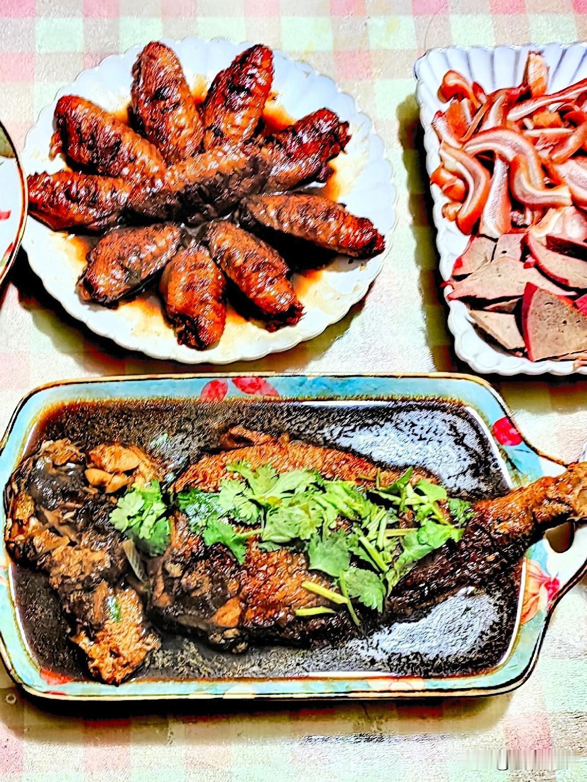 昨天是新年的第一天，
全家开心迎接新年喽！

女儿休息当大厨，
做了一桌团圆饭。