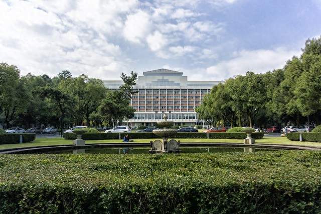 妈妈将大一儿子生活费从4000降到2000，一分为二看，实则一举两得