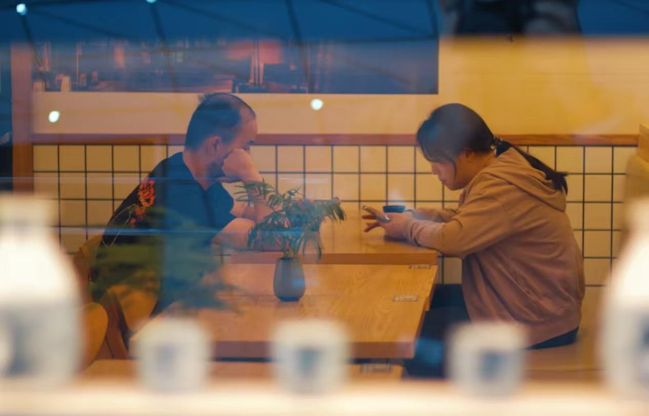 前段时间跟朋友聊天，她跟我聊起人到中年的无奈，一边是父母要供养，一边是孩子要照顾