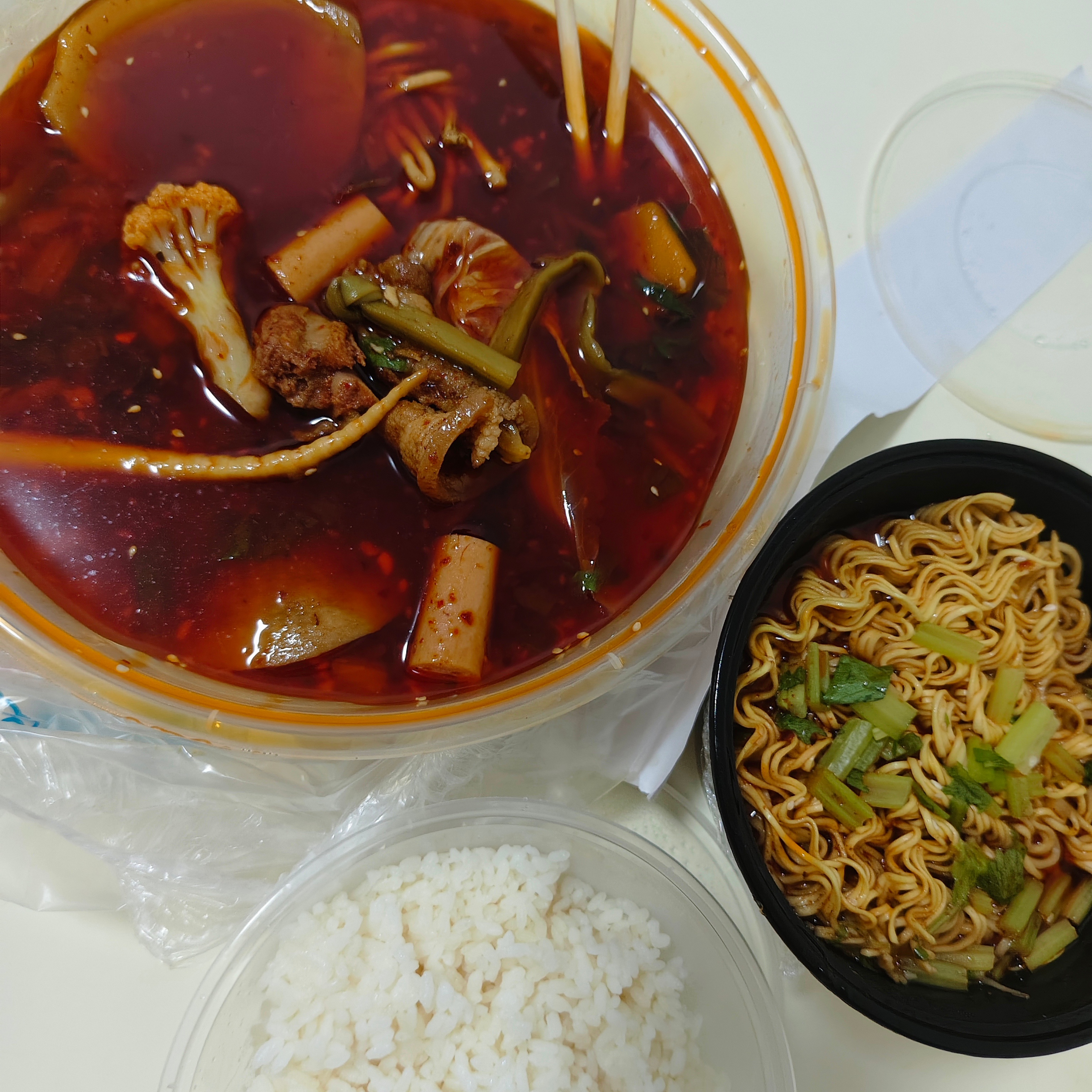 虽然不能理解方便面为什么放芹菜但是真好吃啊😋 ​​​