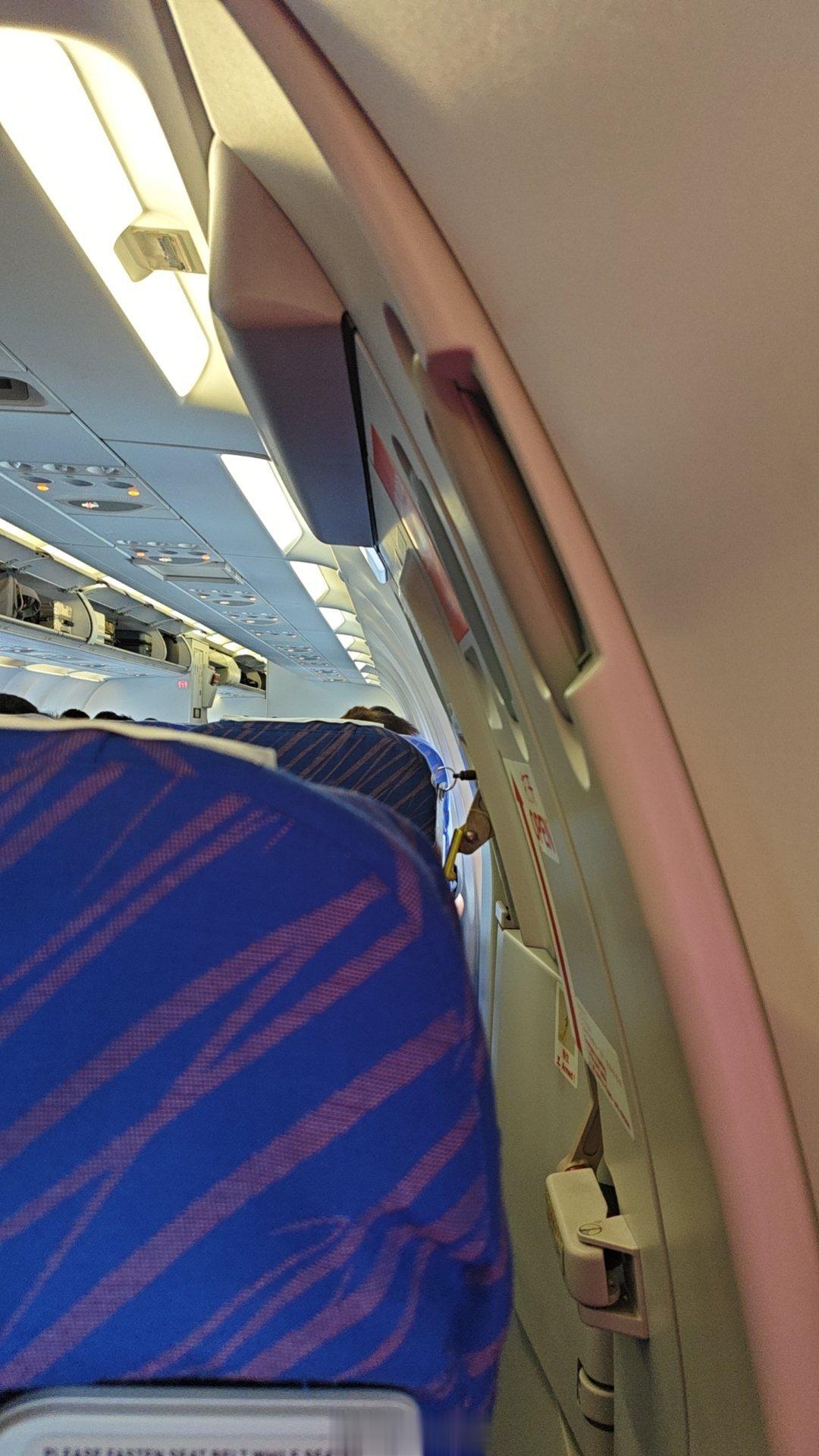 终于登机了，延误一个半小时，一想到还有几位老大哥在延误，我就觉得自己很快[允悲]