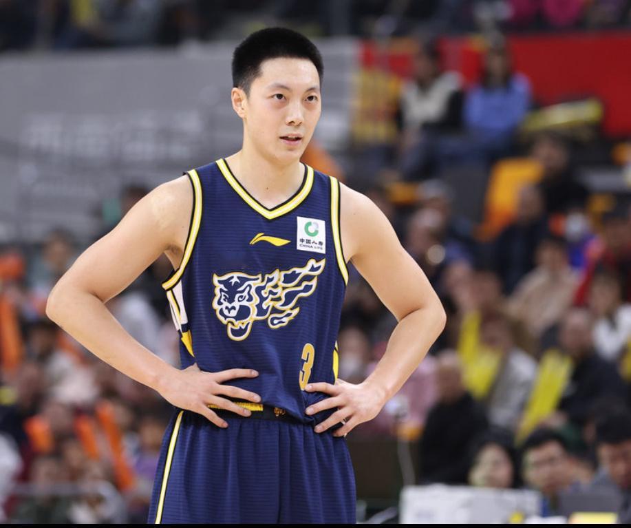 胡明轩广东男篮vs同曦男篮胡明轩赛后发布会：下半场磨合、沟通不到位，防守端不够针