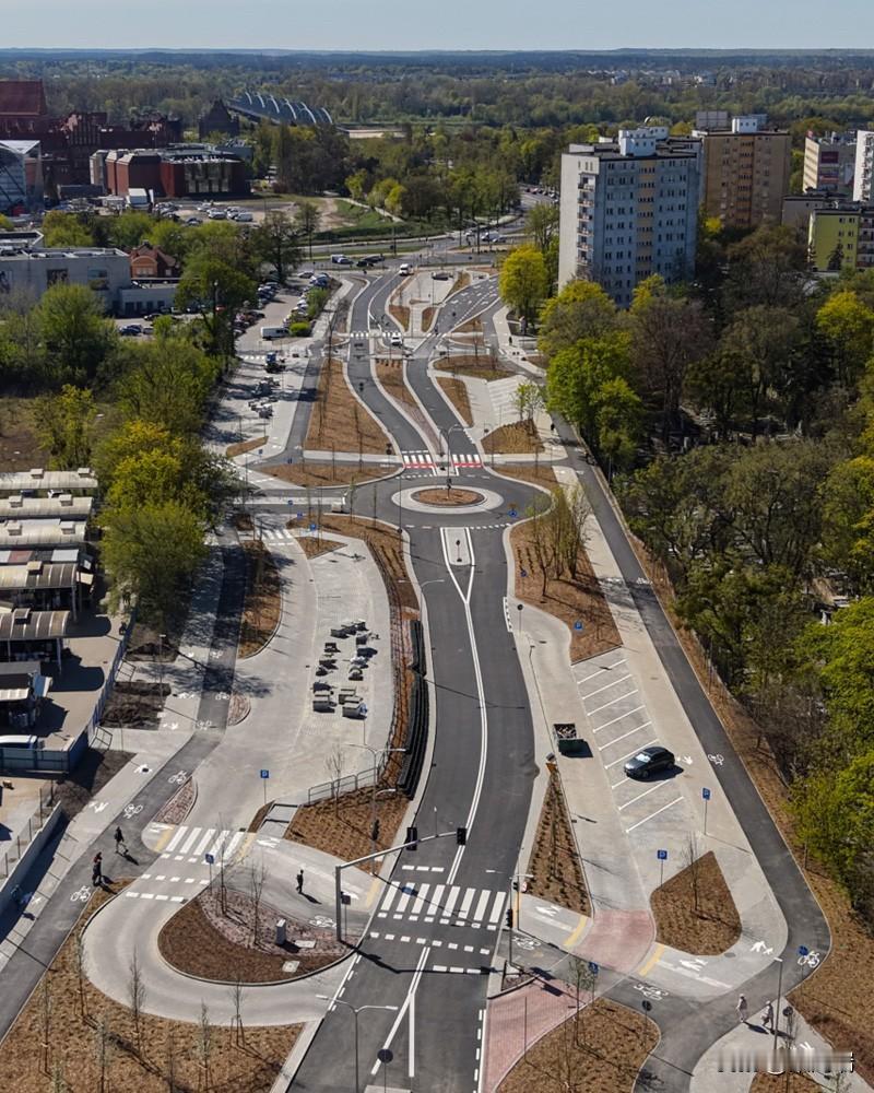 这张照片展示了波兰托伦（Toruń）新建成的老桥路（Trasa Staromos