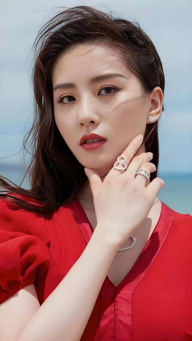 刘诗诗，原名刘诗施，毕业于北京舞蹈学院芭蕾舞专业，内地女演员、影视出品人 。凭借
