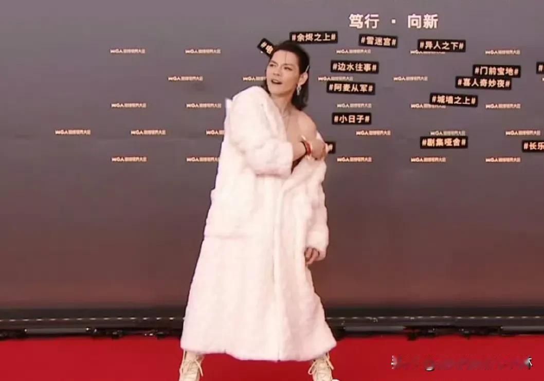 #向佐穿向太的衣服走红毯#
向佐走谐星路线说不定路人缘会比现在要好，感觉明星里很