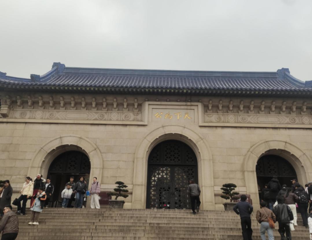 郑丽文率中国国民党访问团拜谒中山陵
4月8日上午，中国国民党主席郑丽文一行拜谒了