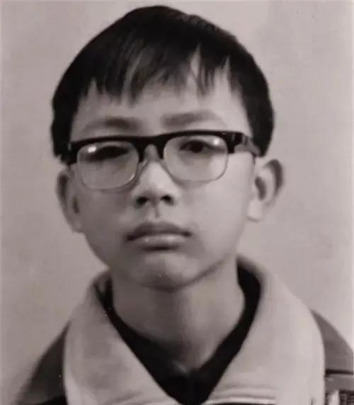 昔日救火牺牲的少年英雄赖宁，如今事迹被从教科书删除，照片也被学校摘了下来，就连雕