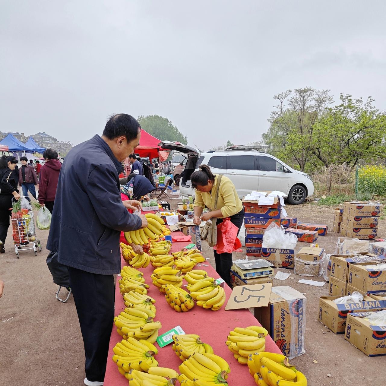 除了有好多水果摊位外，还有许多直接在车上摆开了卖场。
这一行行，一排排，占据了好