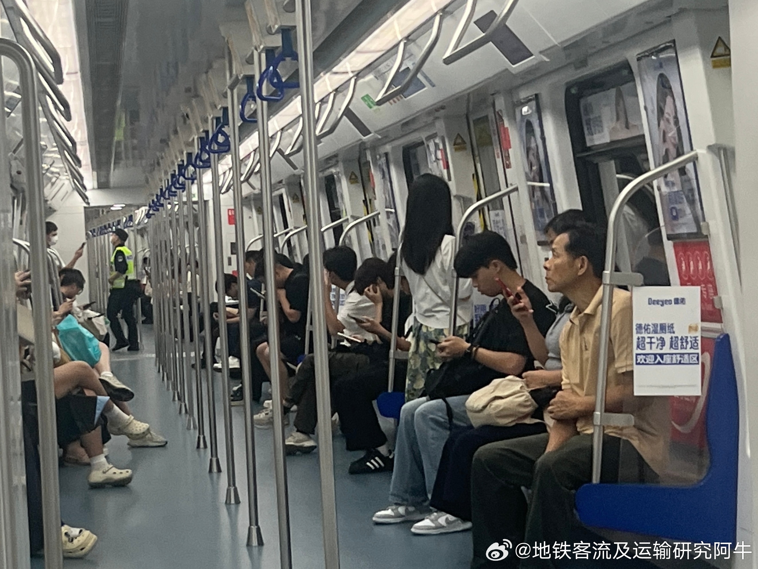 深圳地铁 网友：2026年7月17日（周五，雨后天晴）18:05-18:40，深