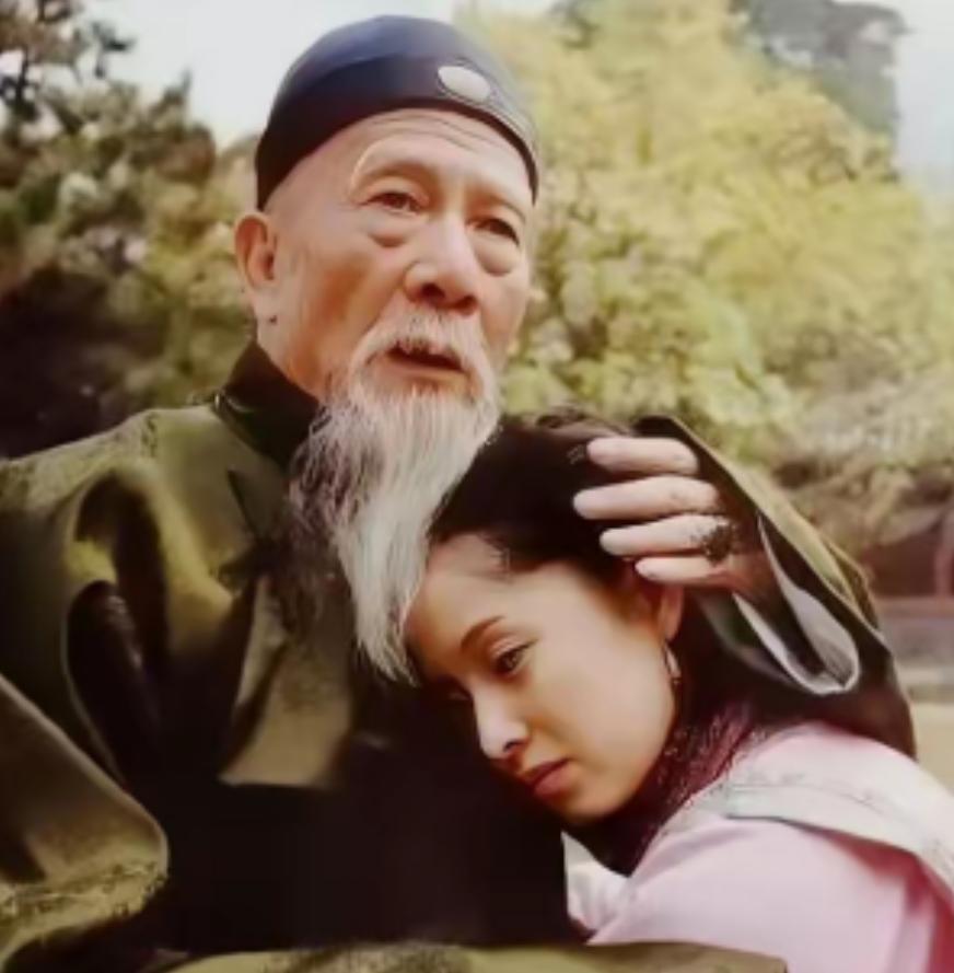 收复新疆后，71岁的左宗棠娶了17岁的章怡为妾。洞房花烛夜，章怡满脸泪痕，擦干眼
