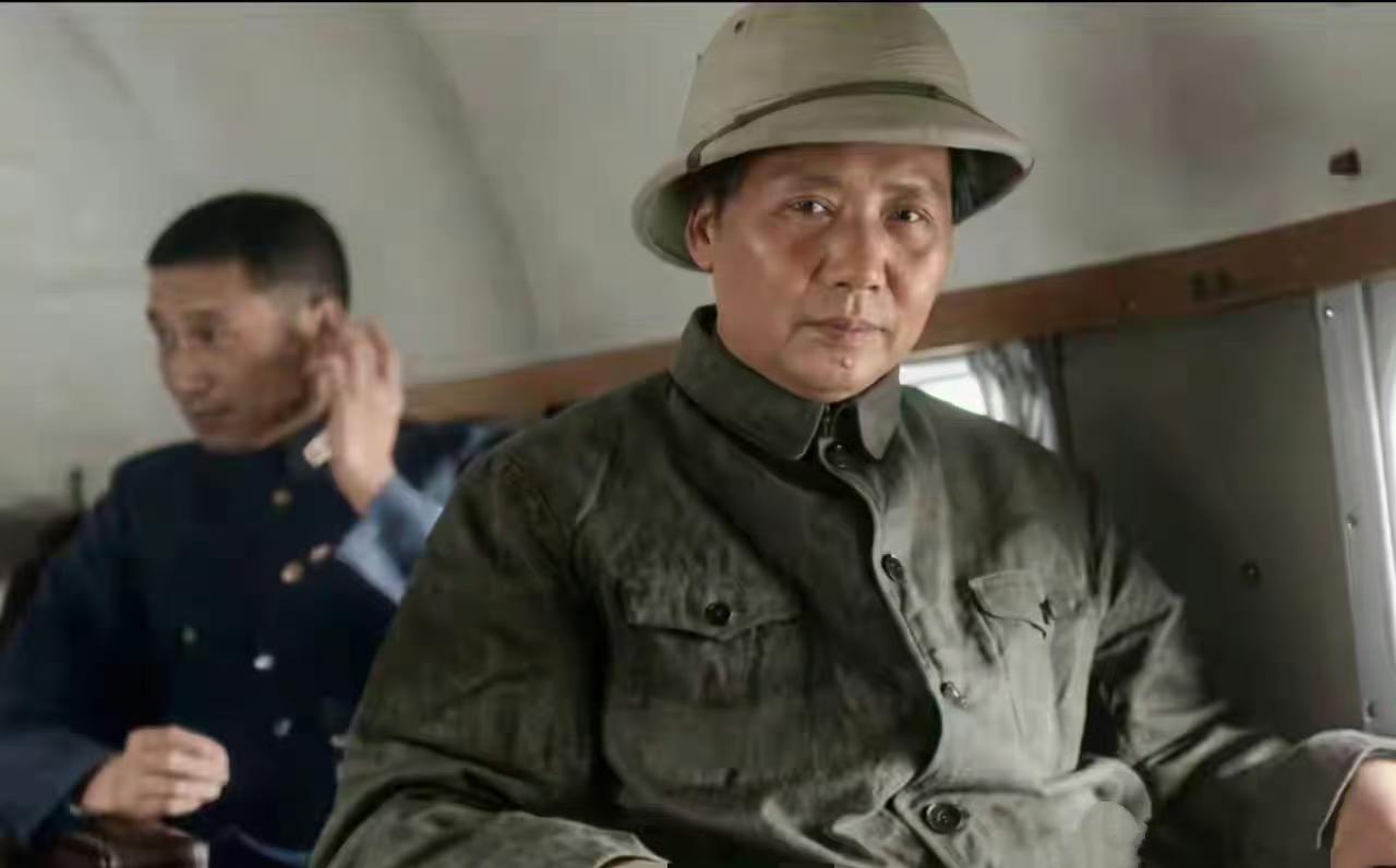 1945年，去重庆谈判的飞机上，伟人精神饱满，目光如炬！之后就写出伟大《沁园春雪