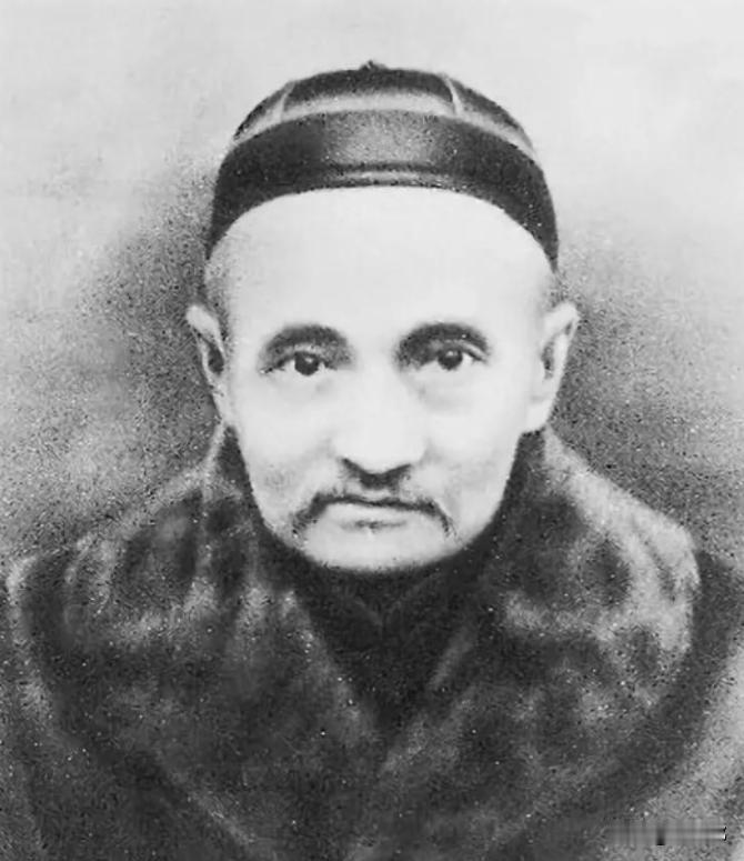 1941年，毛主席胳膊疼得抬不起来，西医治了俩月无效，一位中医却说：四服药包好！