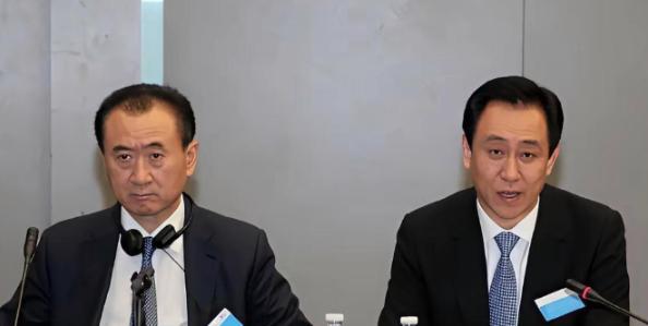 72岁的王健林，万达的危机要比恒大早爆发整整四年，同样背负数千亿巨额债务，他却没