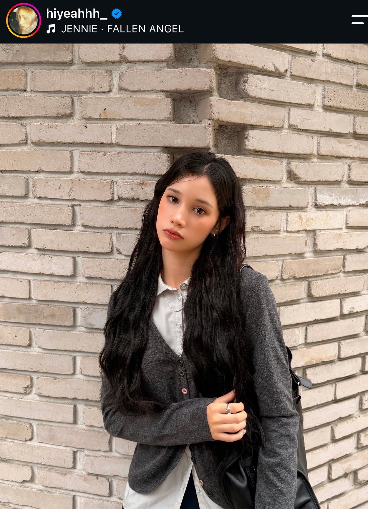 Kep1er的休宁巴伊叶和沈小婷在她们的IG帖子中使用了JENNIE新歌Fall