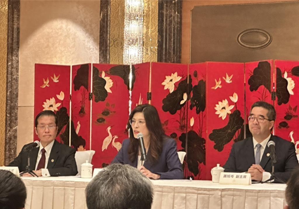 一边是上海滩一杯用无人机精准空投的珍珠奶茶，一边是美国政客催着逼着要强塞的1.2