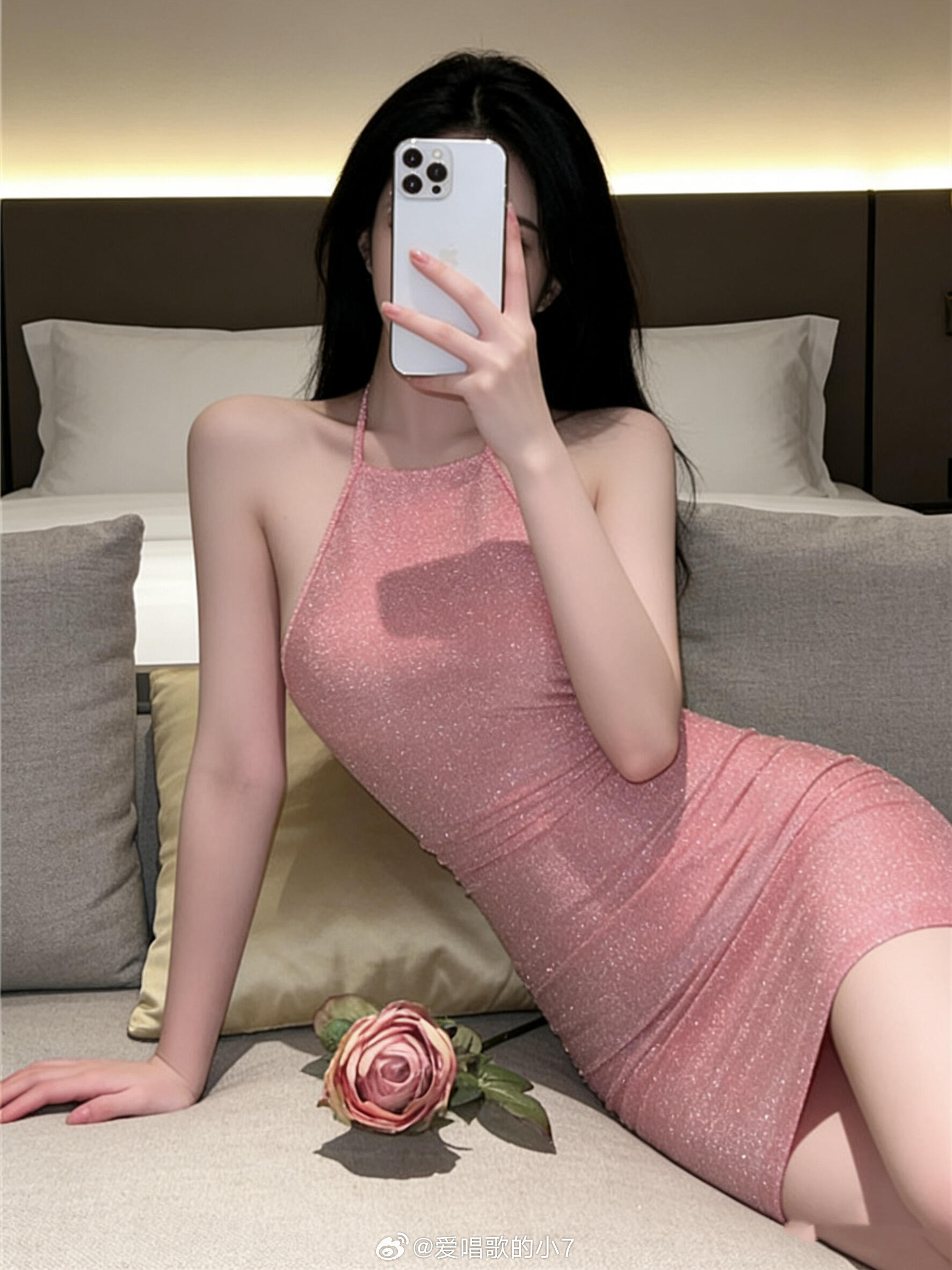 少女粉小妈感包臀裙谁穿谁是人间水蜜桃！还带有blingbling的这件粉色美背包