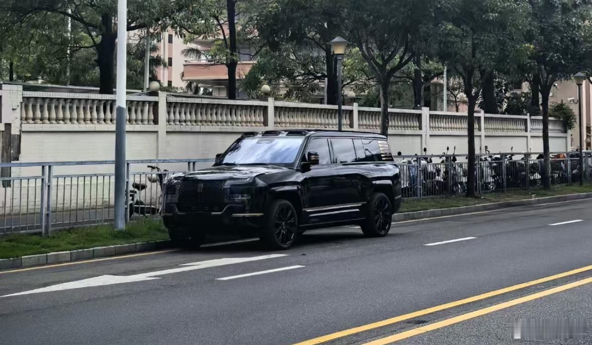 一组仰望U8L 的路边实拍照片，可以看到各种logo和饰条都用上了金色来凸显定位