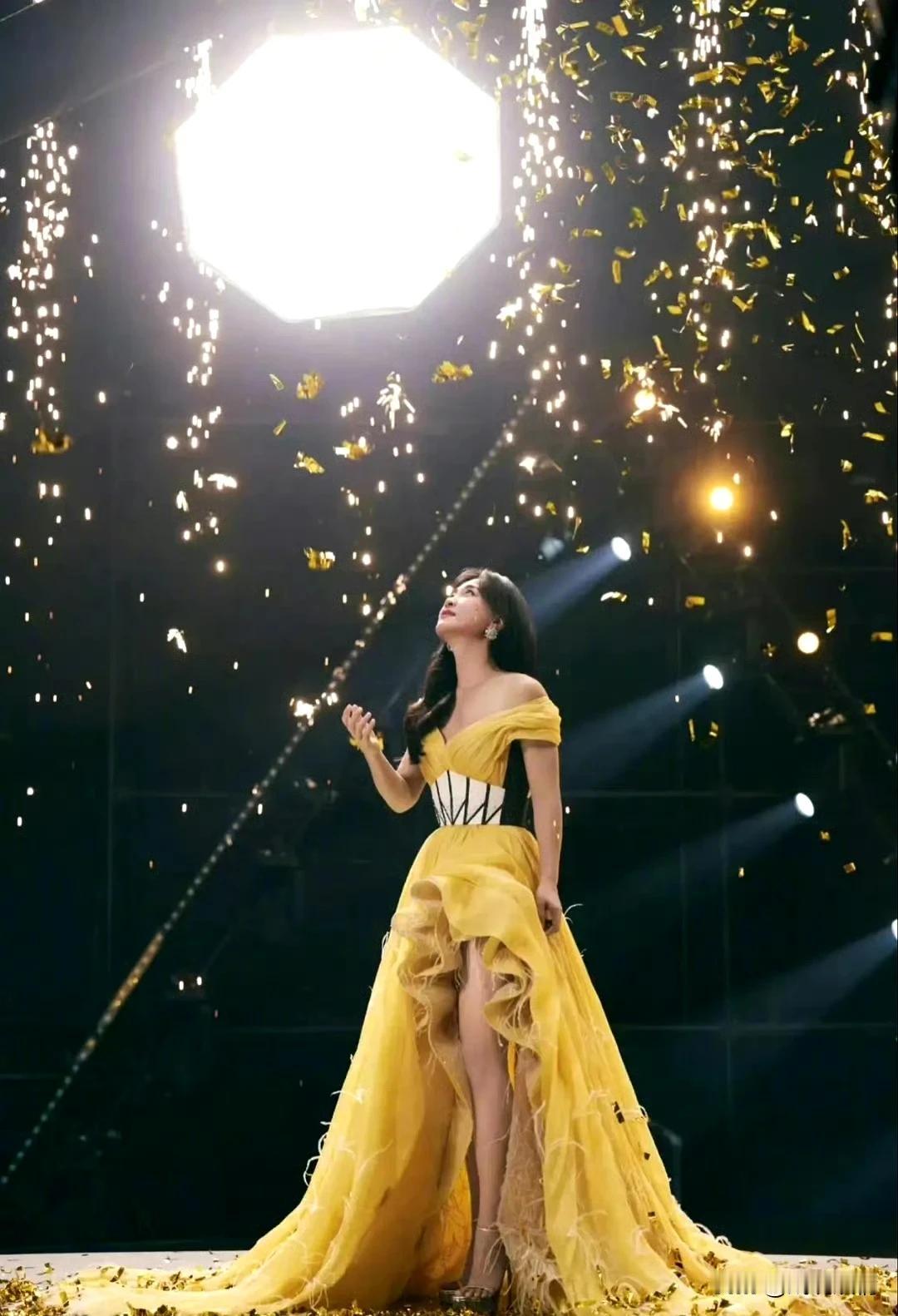 杨迪晒照为贾玲庆生！
4月29日，杨迪晒出一张贾玲的美照，并且配文：“贾玲姐，生