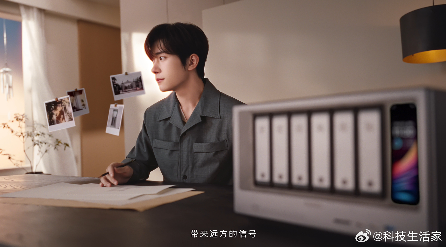 随手拍下的晚霞、深夜写下的一句话、和家人视频时的截图、千玺演唱会上的那几秒直拍…