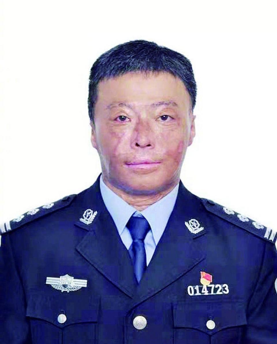 淬火藏蓝英雄 坚守为民初心——记特警英雄张劼
 
张劼，1980年3月出生于安徽
