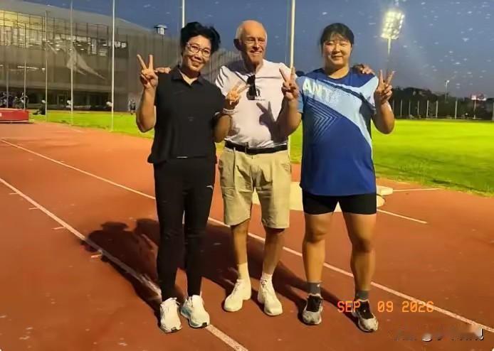 “标枪教父”赠枪严子怡，让她征战布达佩斯终极赛，平添一份信心与动力！

你说这事