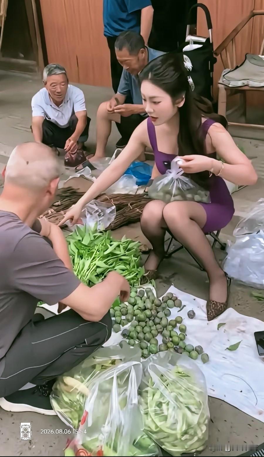 大爷们都主动买菜做饭了，要大妈们还有啥用？[呲牙]