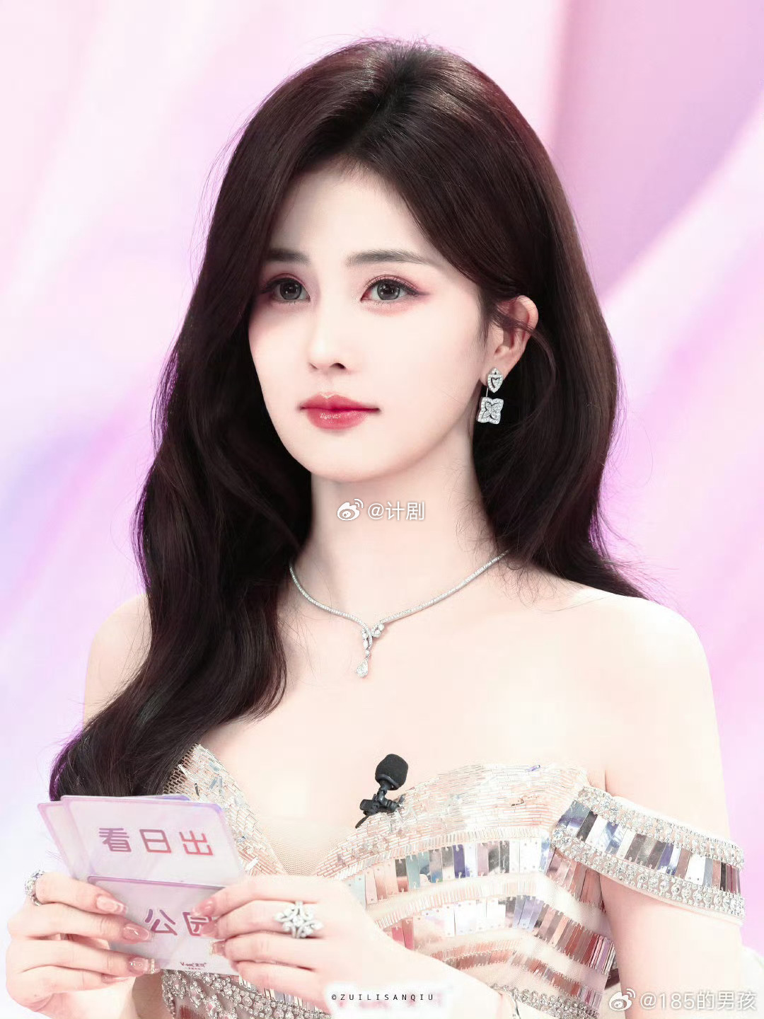 白鹿带着满分呆萌美复刻表情包 看到白鹿复刻表情包直接笑出声，这也太还原了吧，呆萌