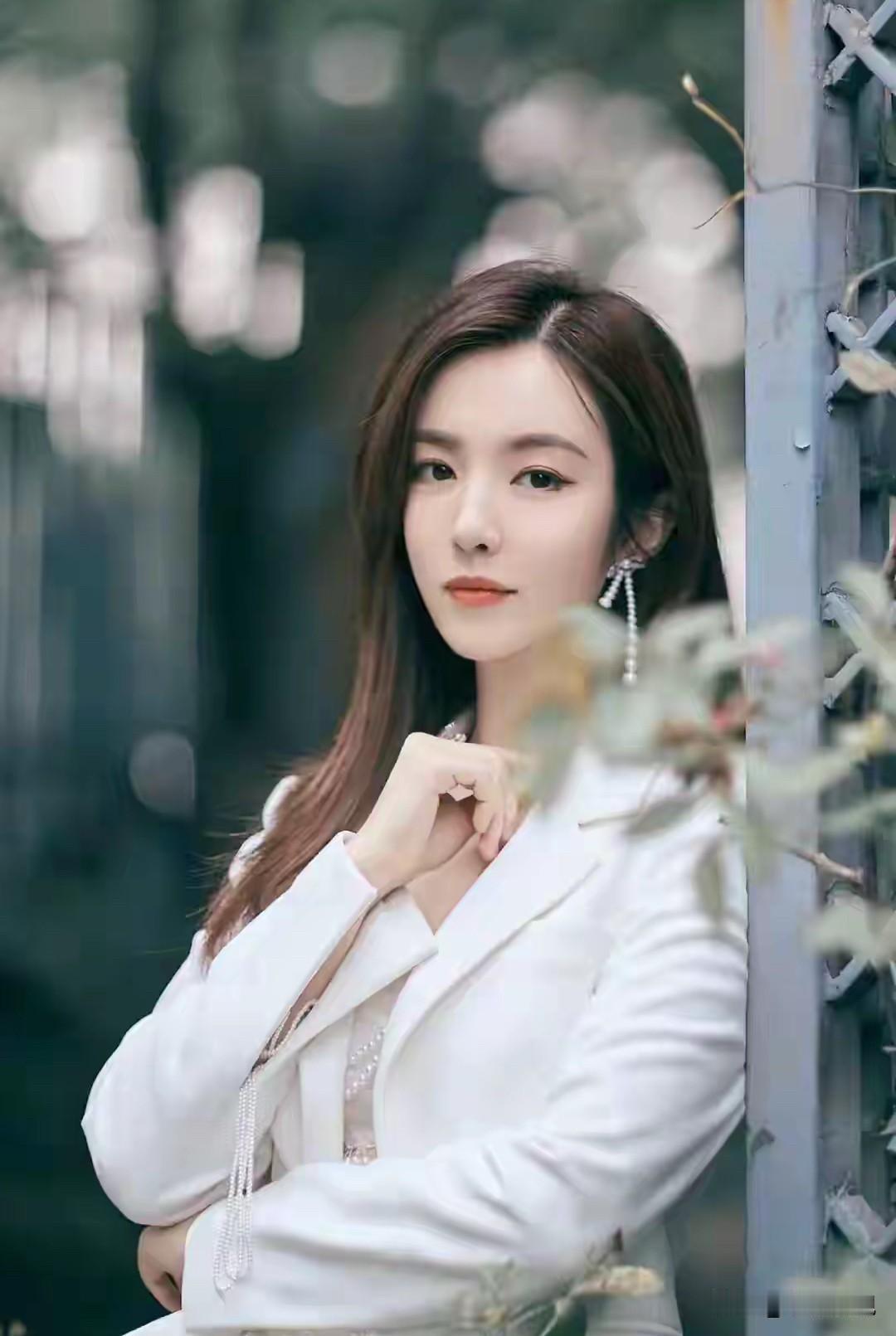 王晓晨白裙造型惊艳，气质优雅引发热议！

近日，王晓晨凭一袭白色礼服再度成为焦点