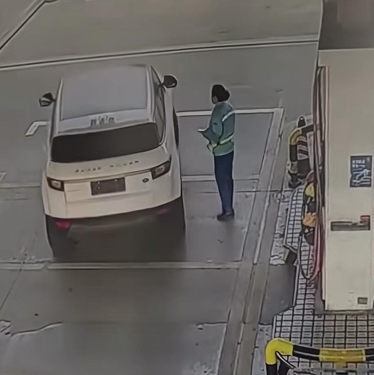 开路虎逃500元油费
太匪夷所思了
是差那点钱吗，不是而是
人心太恶
 
- 白