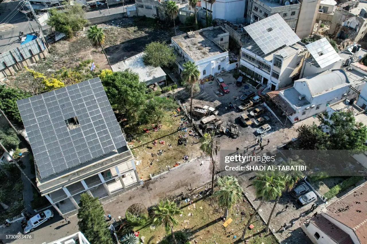 加沙医院主体基本没受损，失控的流弹掉在了停车场，至于炸死500人，更是赤裸裸的谎