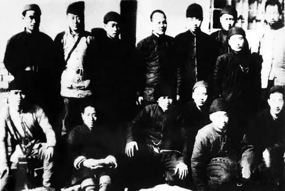 1943年春，冀中军区第十军分区在雄县米黄庄召开政治工作会议期间，旷伏兆政委（后