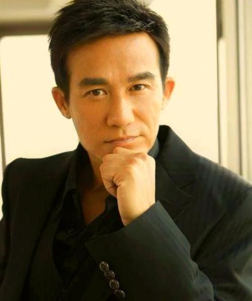 “左千户”李子雄配得上人民日报的转发！与儿子自导自演的爱国教育短片，每一处细节都