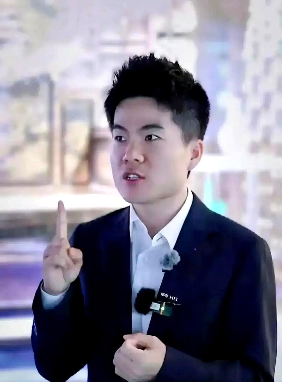 直播镜头前，董宇辉突然摘掉眼镜，低头用力擦了好几下。你见过他被骂懵的样子吗？
 