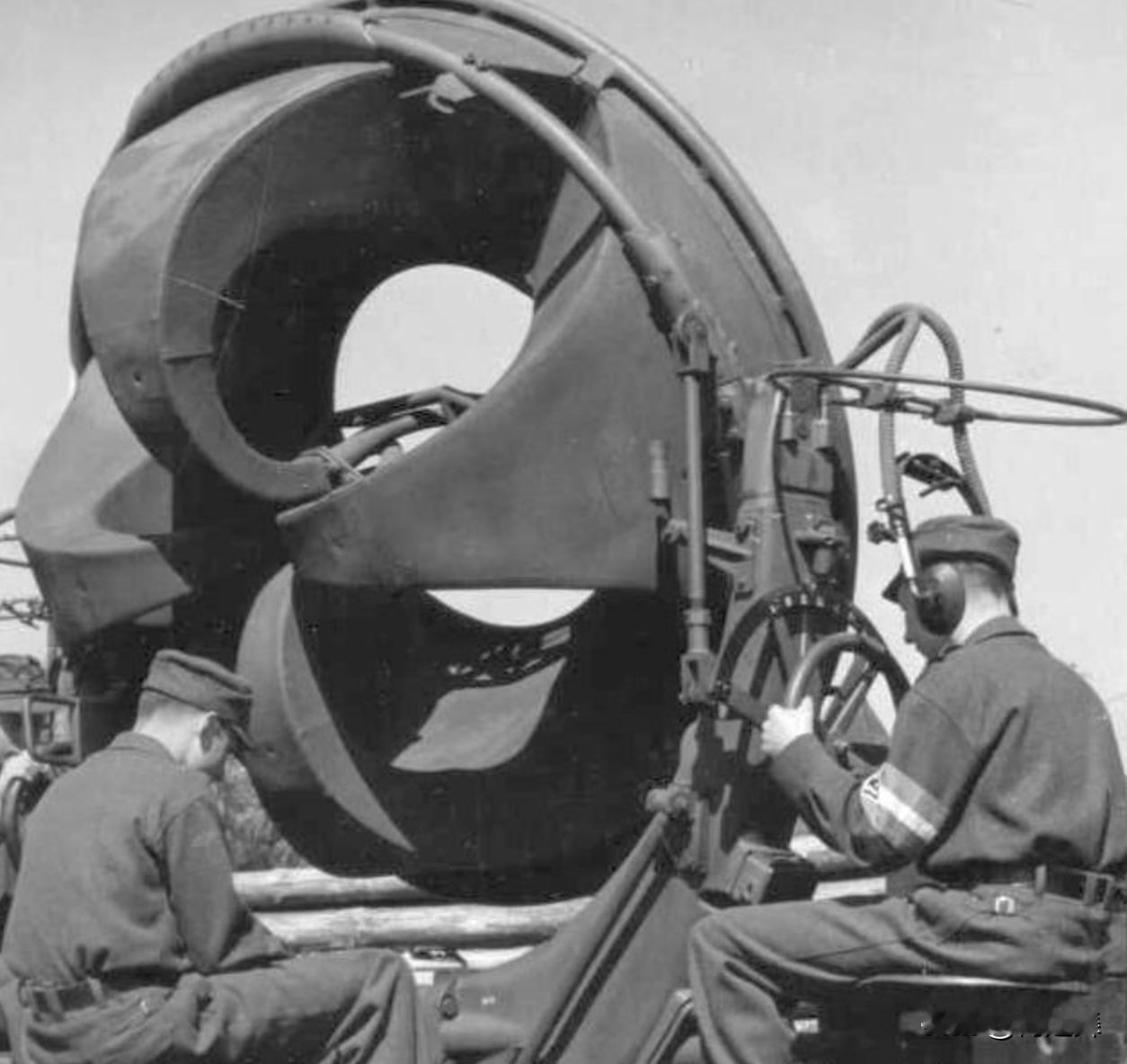 纳粹德国在战败前，军队里，尤其是防空部队中有大量的妇女儿童，甚至是战俘在服役。