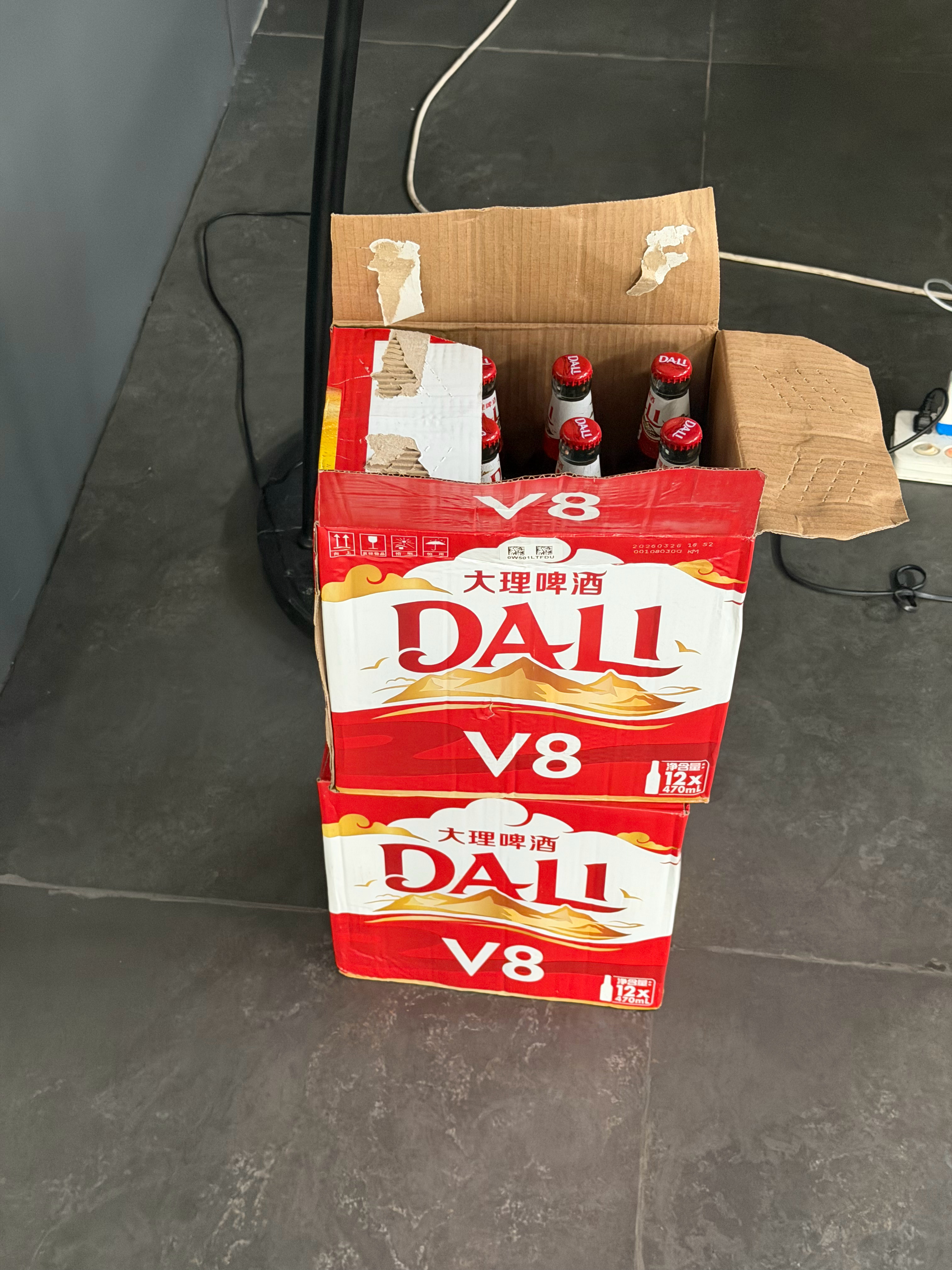 粉丝兄弟送来的 V8 啤酒