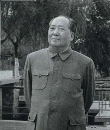 1965年，毛主席批评教育制度：“从小学到大学，一共十六七年，看不见工人怎样做工