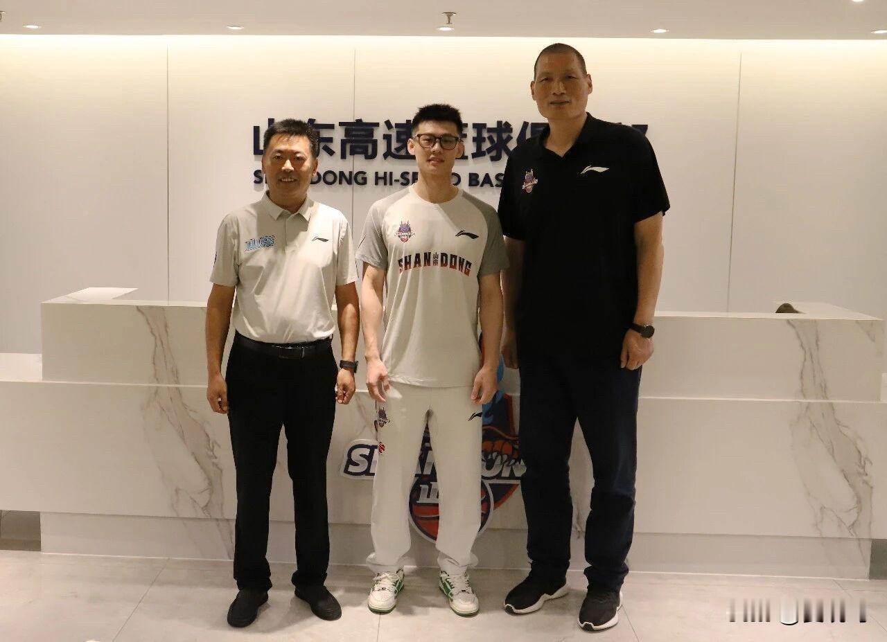 王岚嵚今天正式与山东高速男篮签约，此番回家，王岚嵚与山东男篮签约 4 年，最快将