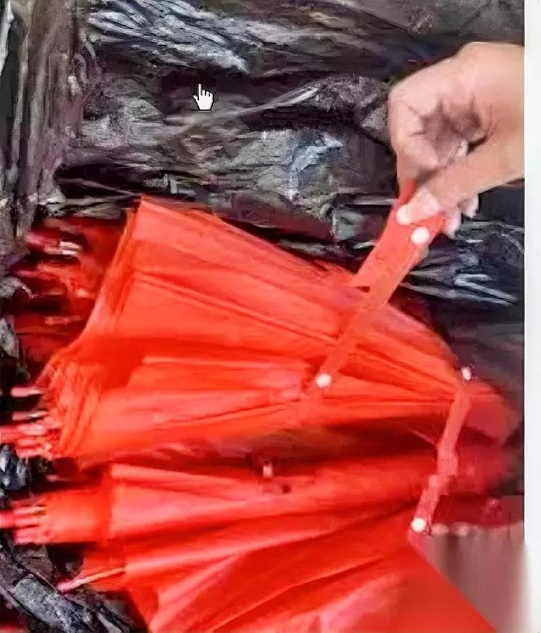 学校订了伞，

用完全退了。

这事你说离谱不离谱？

浙江商家最近遇上这档窝心