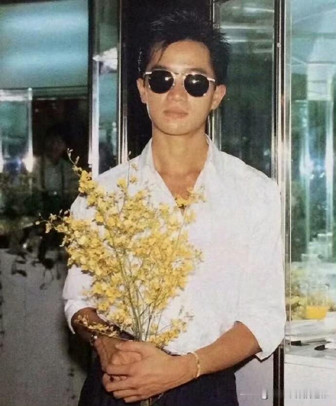 陈百强与花：时光里的温柔绅士🌼
白衬衫，黄繁花，1984年的陈百强，把温柔与雅