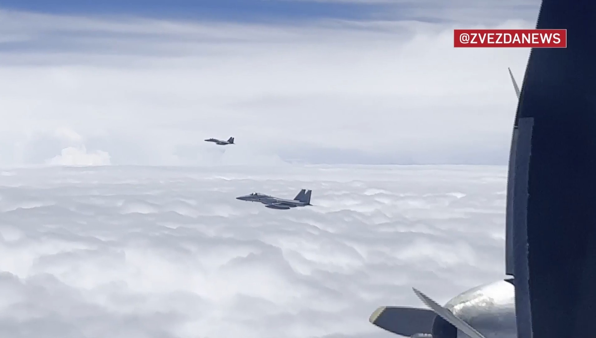 6月27日，中国空军与俄罗斯空军共同实施了第11次联合空中战略巡航，俄罗斯方面拍
