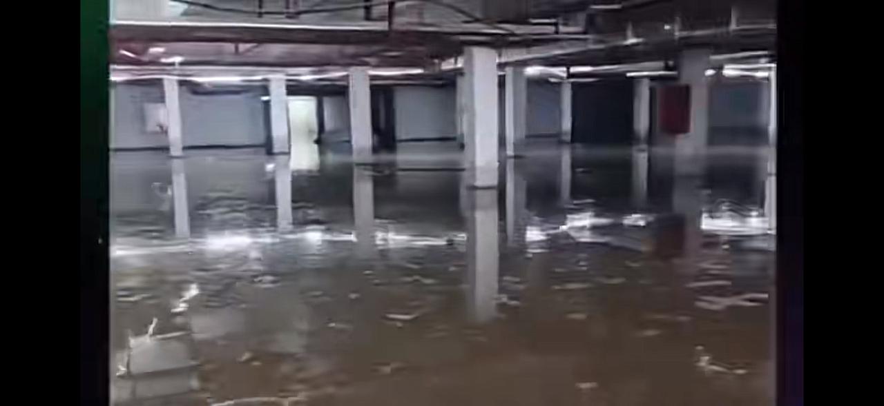 菏泽突降暴雨！街道积水成河，车库被灌满，市民出行太难了

一场急雨突袭山东菏泽，