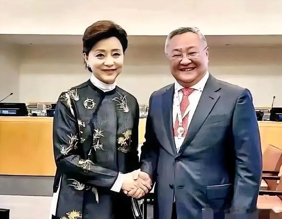 这位穿着奶奶样式的薄款外套主持人，年轻的时候是优雅端庄，美丽大方的美人一个，现在