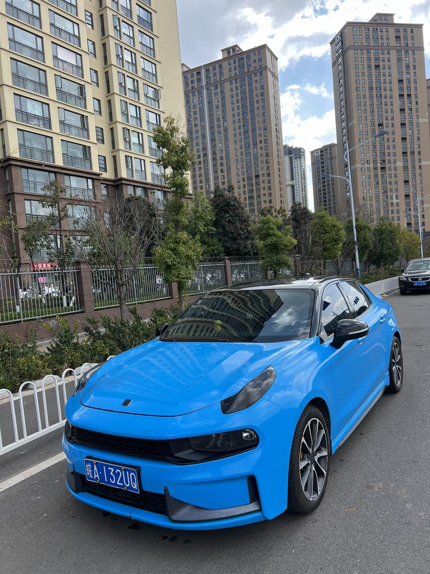 短袖配蓝色的车。