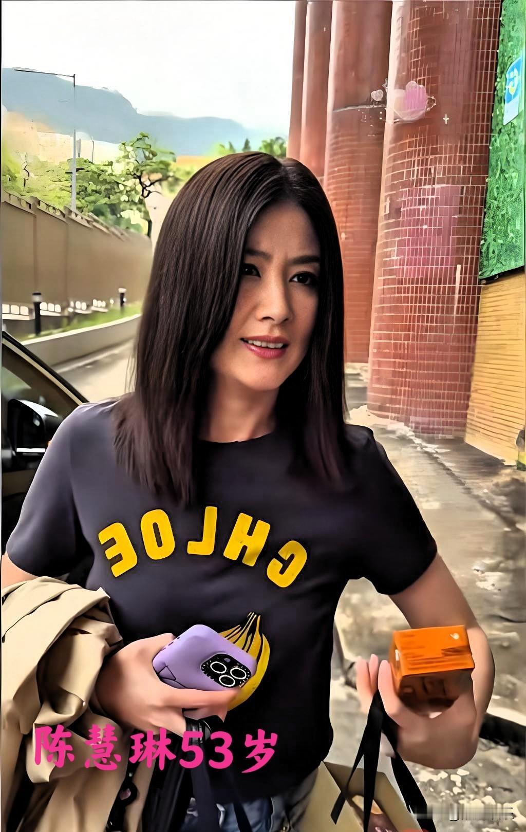 全香港2300多个注册演员，68%一年接不到一部戏。

每三个熟脸里就有两个在家