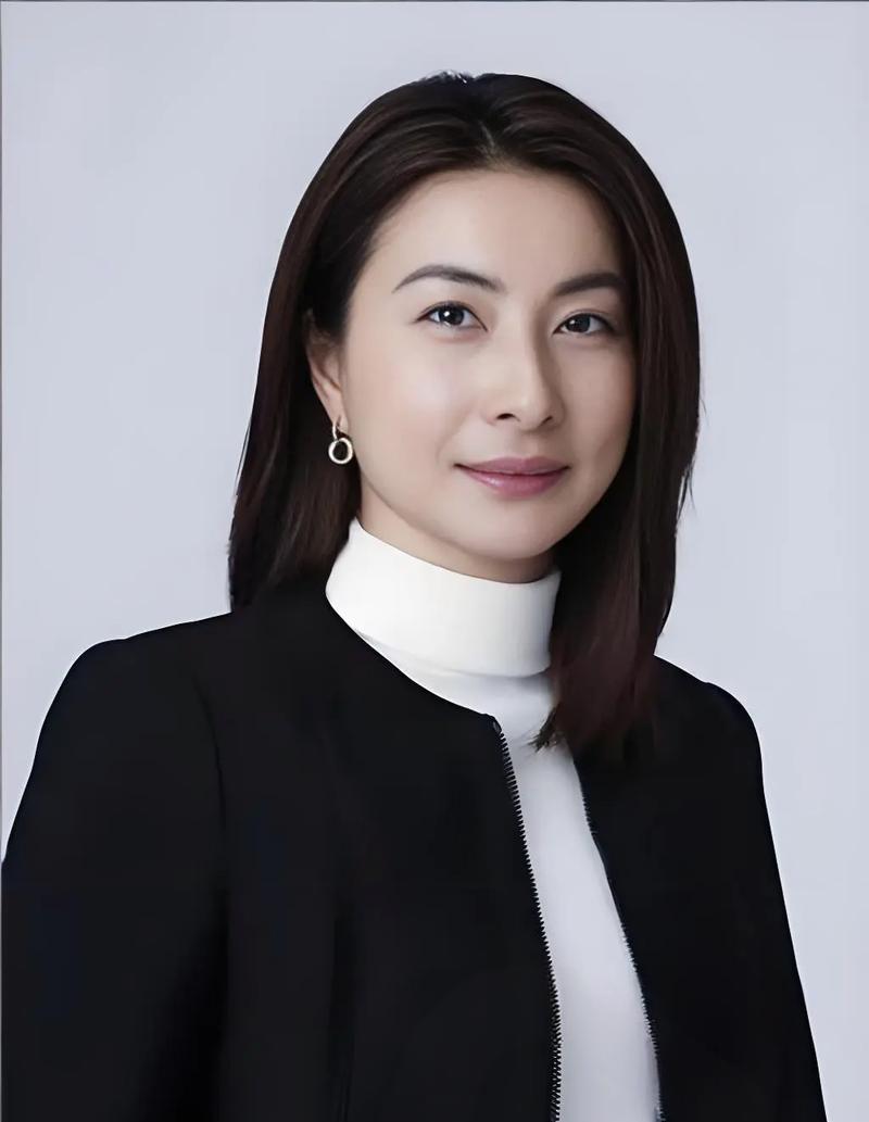 她站在霍家权力中心，却从不碰奢侈品。
一个跳水皇后，如何让浪子回头。
霍启山曾是