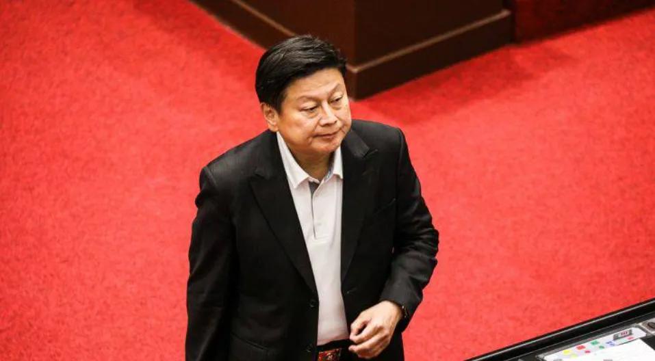 媒体人何启圣表态争取国民党花莲县长提名，喊出“要终结傅氏王朝”，傅崐萁今日被问到