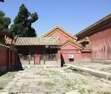 不要被电视剧骗了，这才是真实的冷宫，住一个月不抑郁才怪呢。 